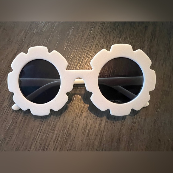 🌱🦢4 FOR $15!🦢🌱 Kids White Floral Sunglasses - Picture 2 of 2